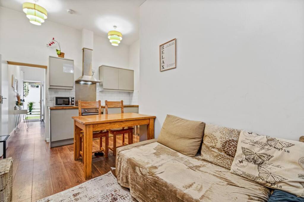 Two Bedroom With Patio Close To Hyde Park Ed4 London