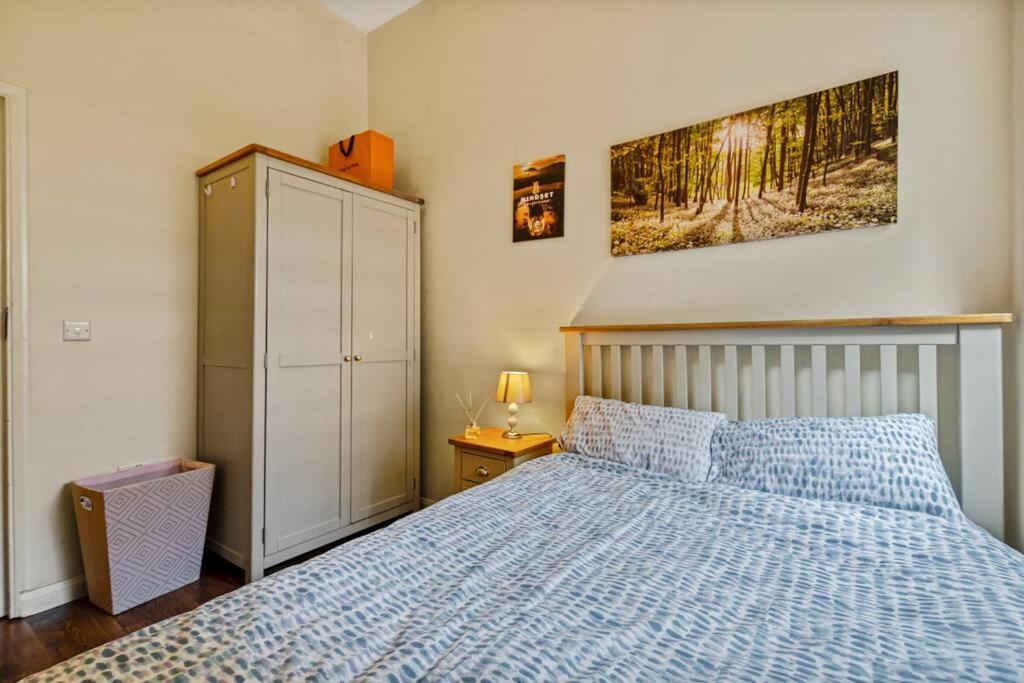Two Bedroom With Patio Close To Hyde Park Ed4 Apartment