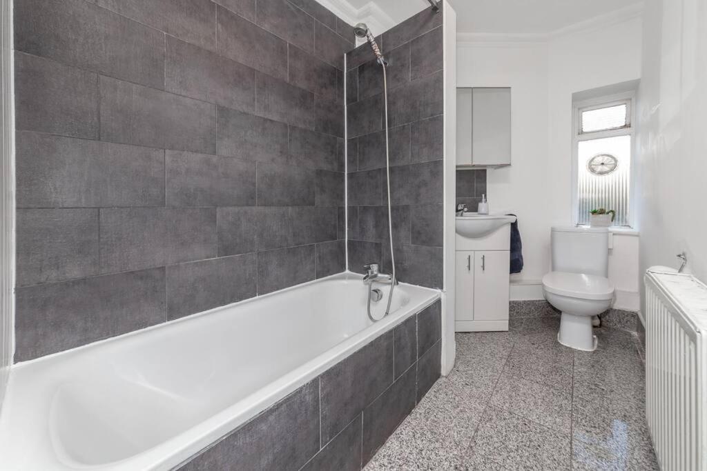 One Bedroom Flat In Central #02 Apartment