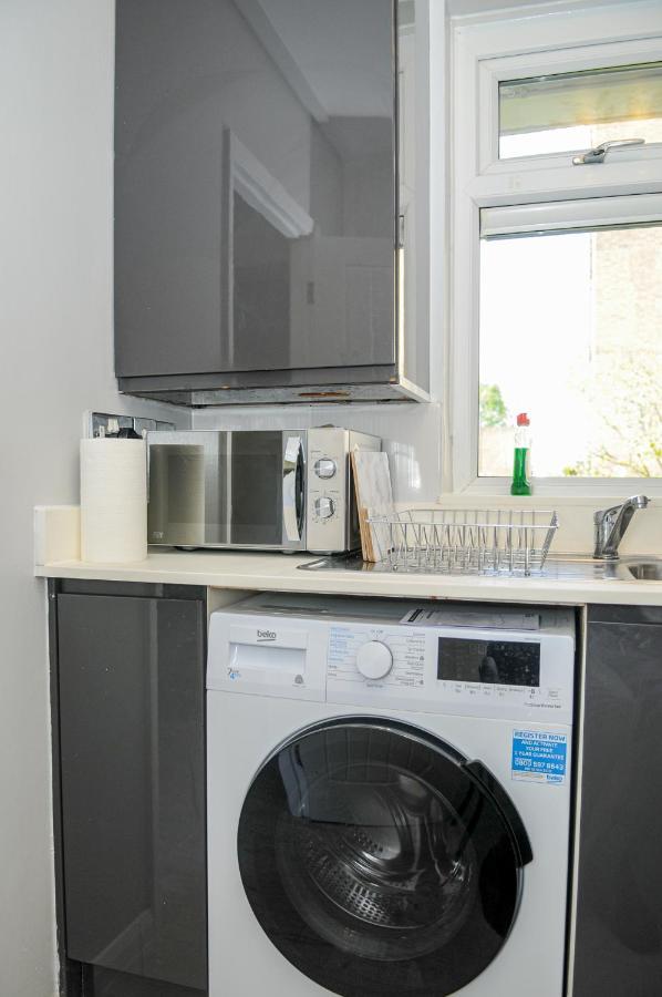 Greater London, 1 Bed Flat, Parking, Nr Metro Stations, 15mins To London
