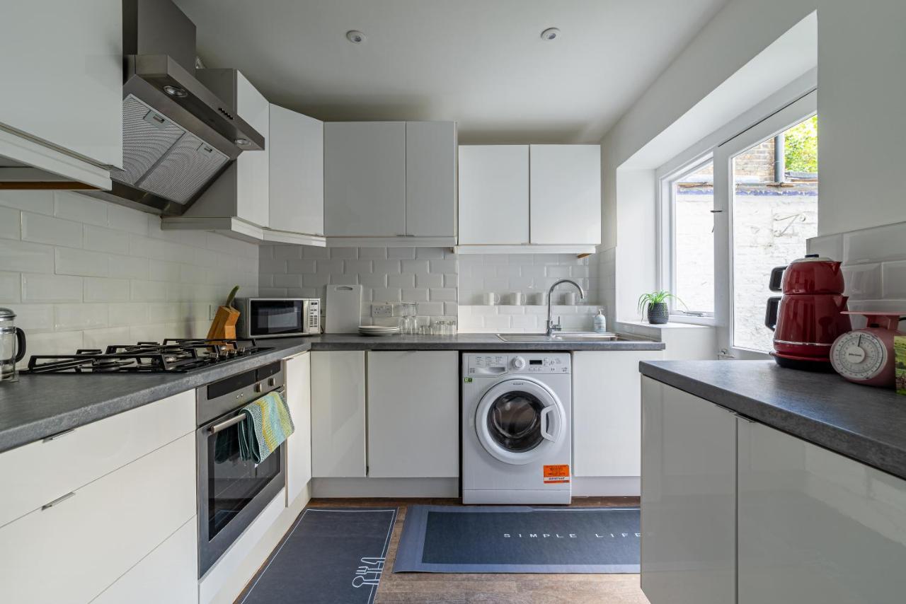 Specious Bright Flat With Garden In Apartment