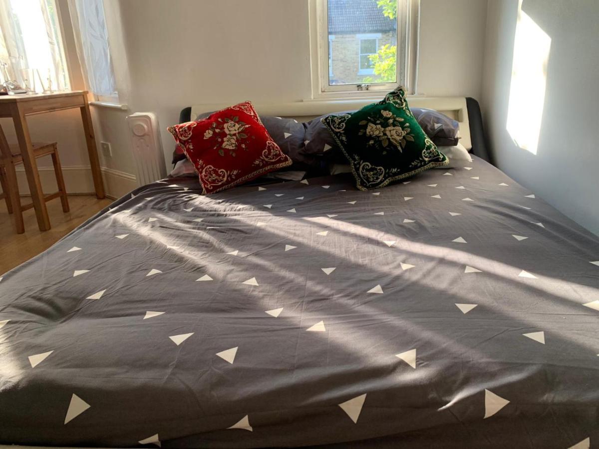 Casa de hóspedes Double Bedroom Near The St Street Rail Station *