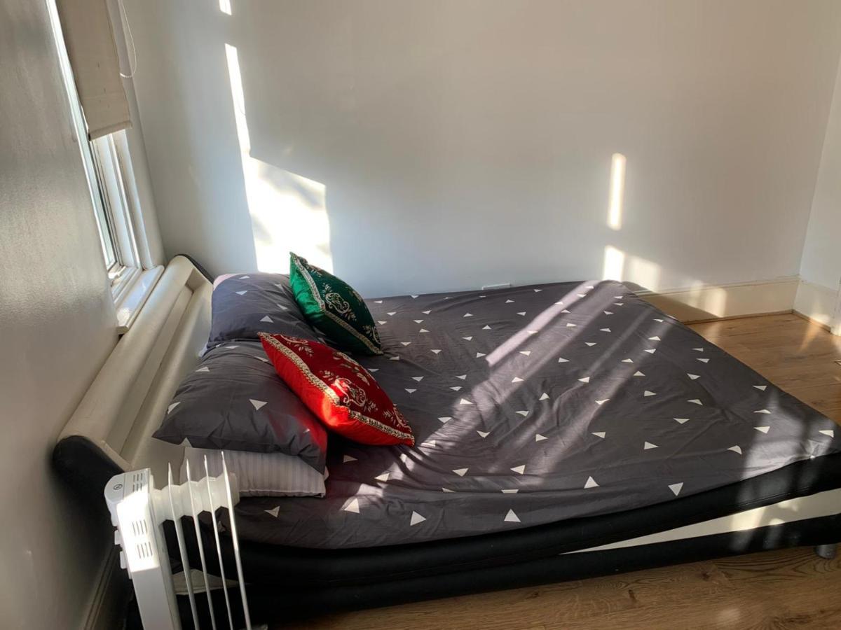 Casa de hóspedes Double Bedroom Near The St Street Rail Station Londres