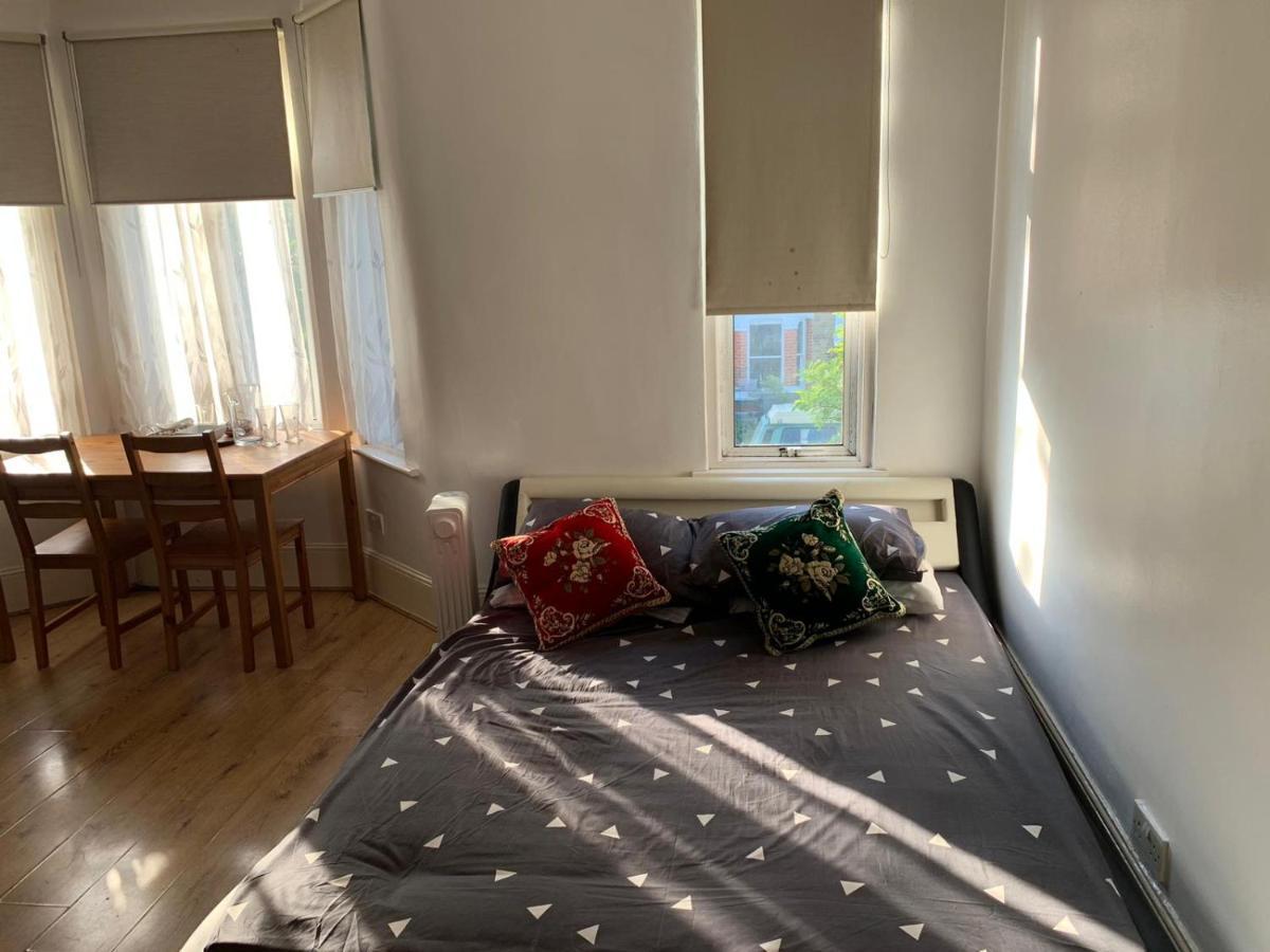 Casa de hóspedes Double Bedroom Near The St Street Rail Station