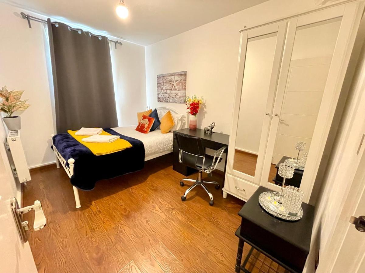 Stratford Luxury House, 5 Minutes Walk Station, Westfield, 3 Bedrooms 3 Bathrooms, Reception, Garden, Parking Apartment London