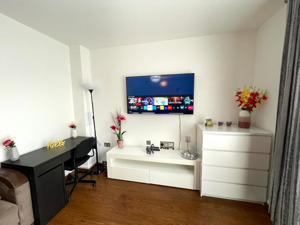 Apartment Stratford Luxury House, 5 Minutes Walk Station, Westfield, 3 Bedrooms 3 Bathrooms, Reception, Garden, Parking London