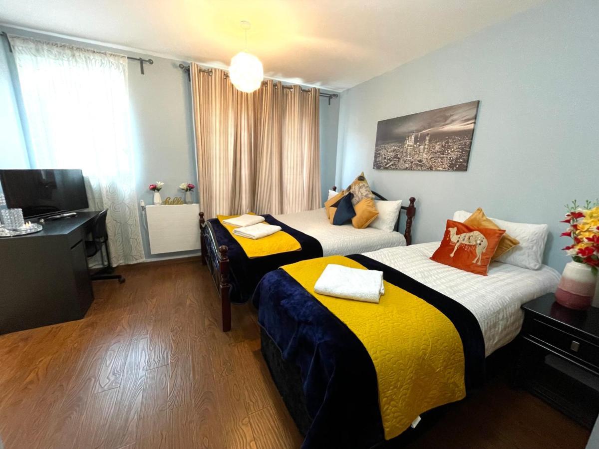 Stratford Luxury House, 5 Minutes Walk Station, Westfield, 3 Bedrooms 3 Bathrooms, Reception, Garden, Parking London