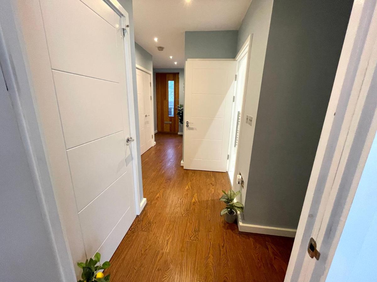 Stratford Luxury House, 5 Minutes Walk Station, Westfield, 3 Bedrooms 3 Bathrooms, Reception, Garden, Parking * London