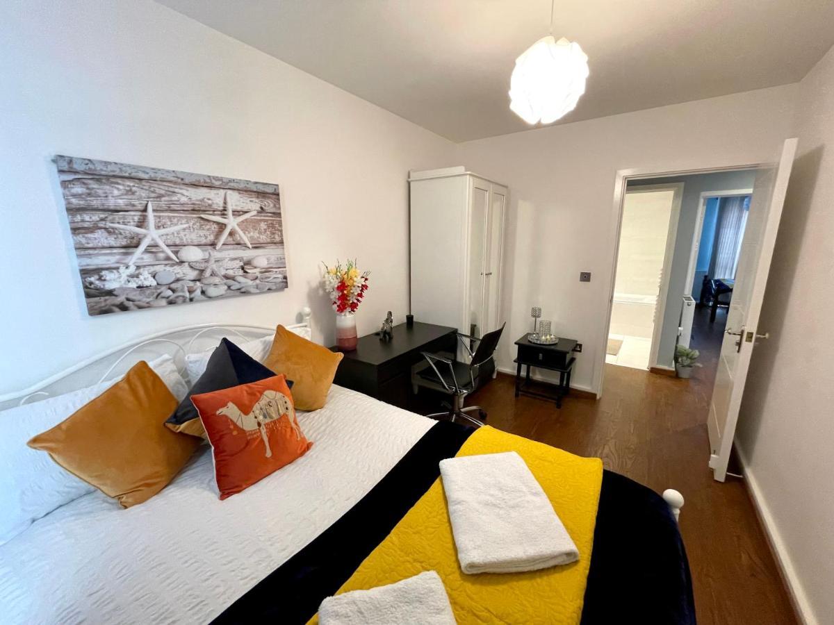 Stratford Luxury House, 5 Minutes Walk Station, Westfield, 3 Bedrooms 3 Bathrooms, Reception, Garden, Parking * London