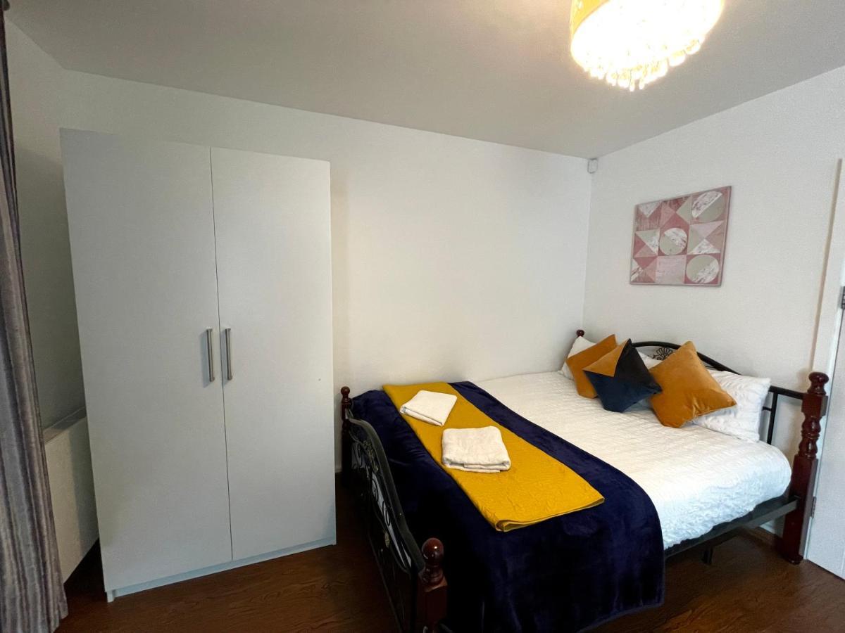 Stratford Luxury House, 5 Minutes Walk Station, Westfield, 3 Bedrooms 3 Bathrooms, Reception, Garden, Parking Apartment *