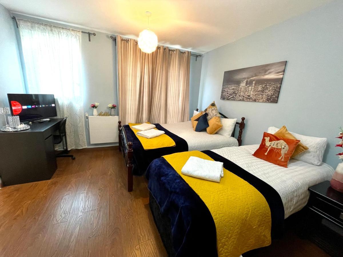 Stratford Luxury House, 5 Minutes Walk Station, Westfield, 3 Bedrooms 3 Bathrooms, Reception, Garden, Parking Apartment London