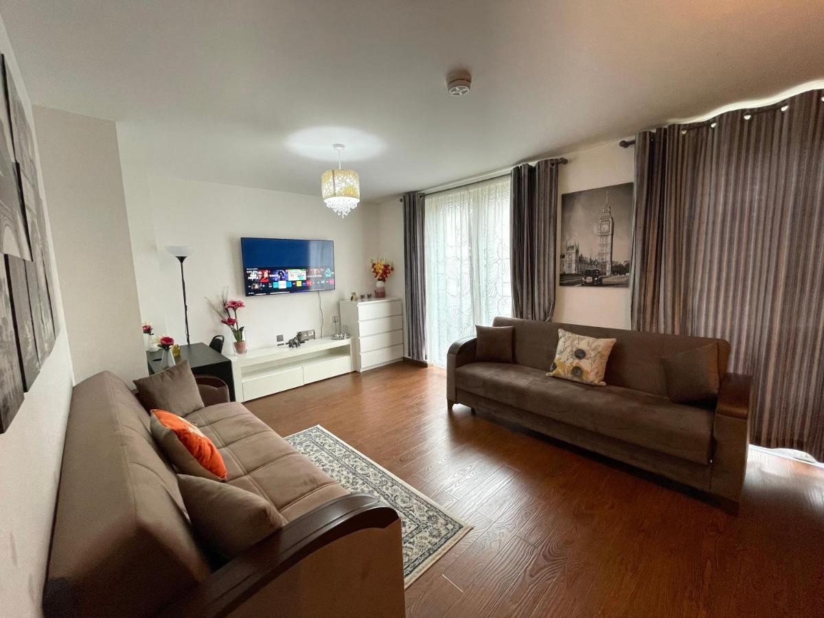 Stratford Luxury House, 5 Minutes Walk Station, Westfield, 3 Bedrooms 3 Bathrooms, Reception, Garden, Parking * London