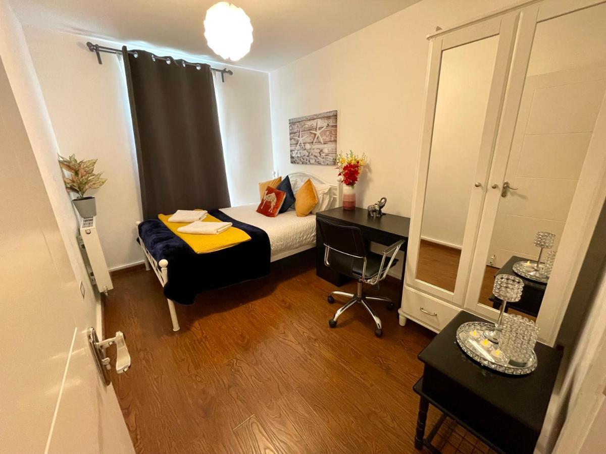 Stratford Luxury House, 5 Minutes Walk Station, Westfield, 3 Bedrooms 3 Bathrooms, Reception, Garden, Parking *