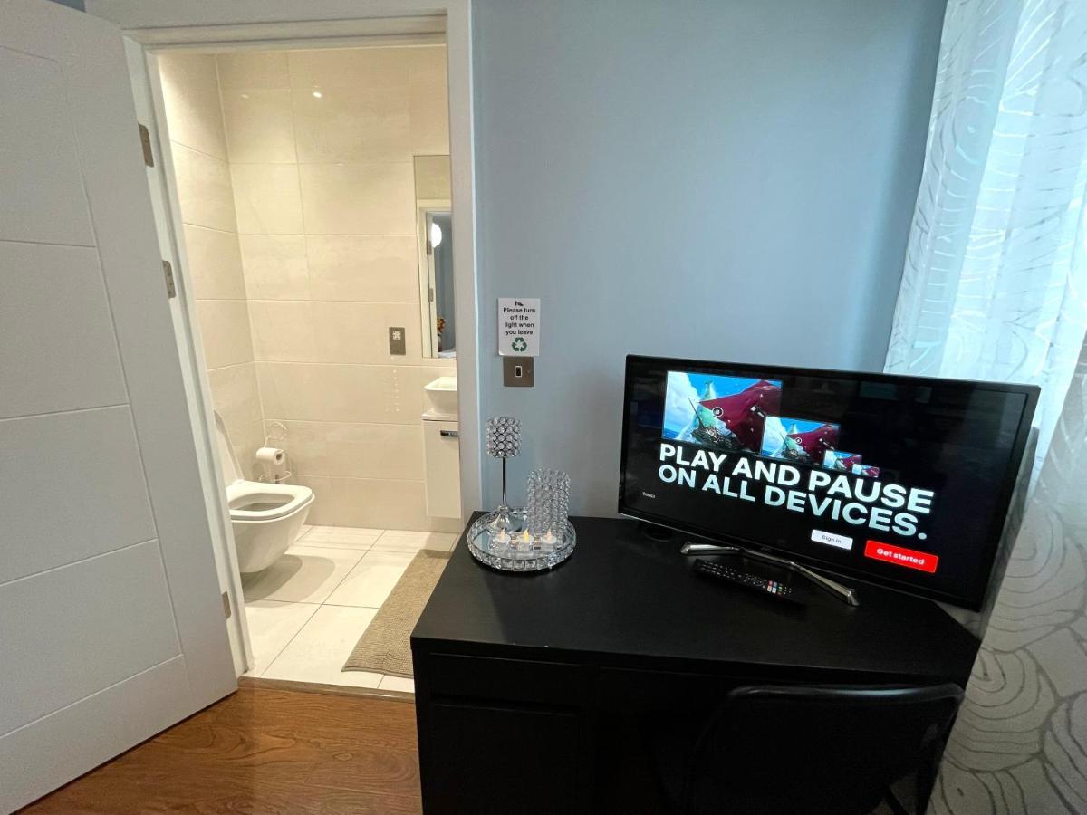 Stratford Luxury House, 5 Minutes Walk Station, Westfield, 3 Bedrooms 3 Bathrooms, Reception, Garden, Parking * London
