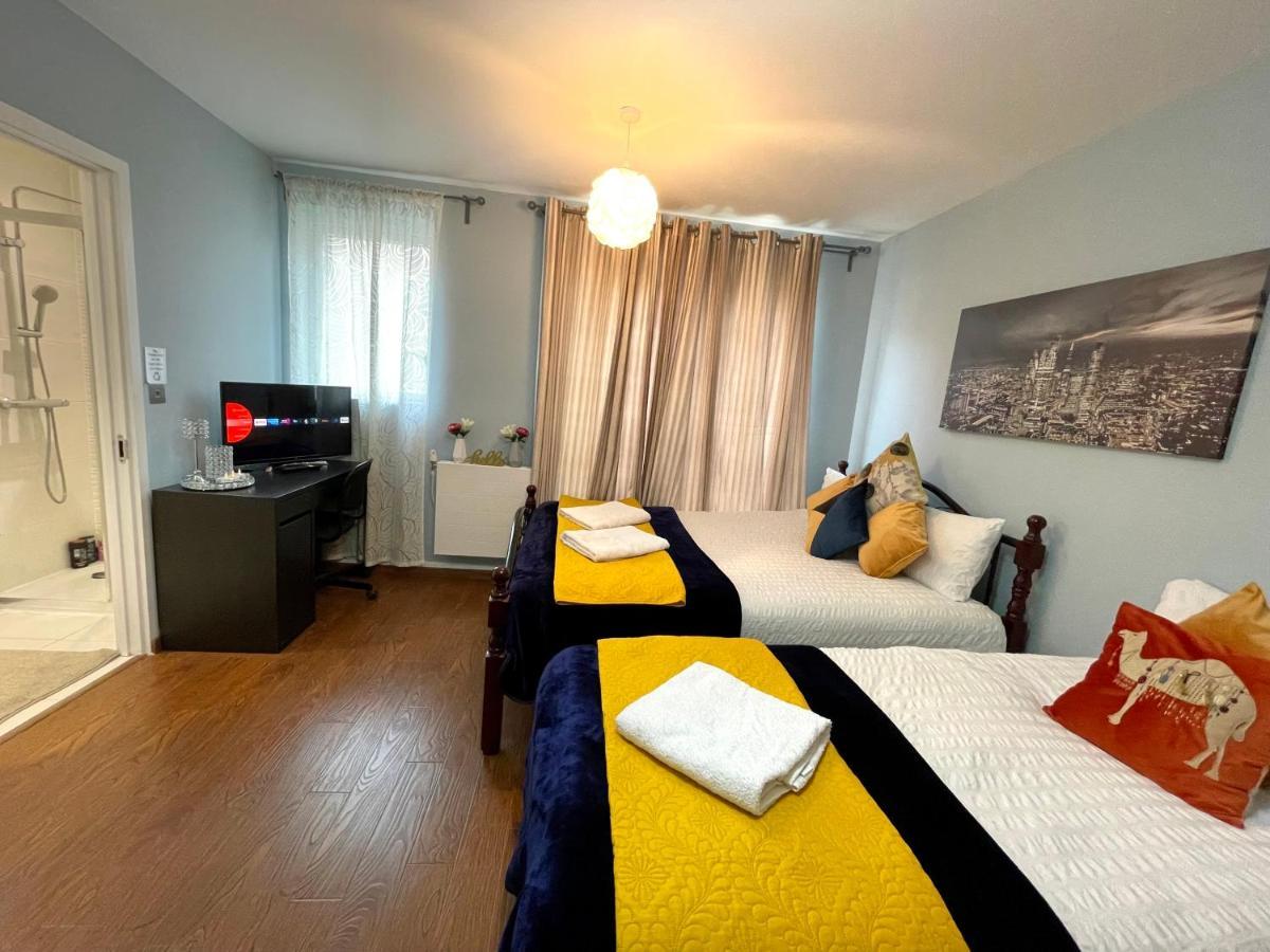 Stratford Luxury House, 5 Minutes Walk Station, Westfield, 3 Bedrooms 3 Bathrooms, Reception, Garden, Parking Apartment