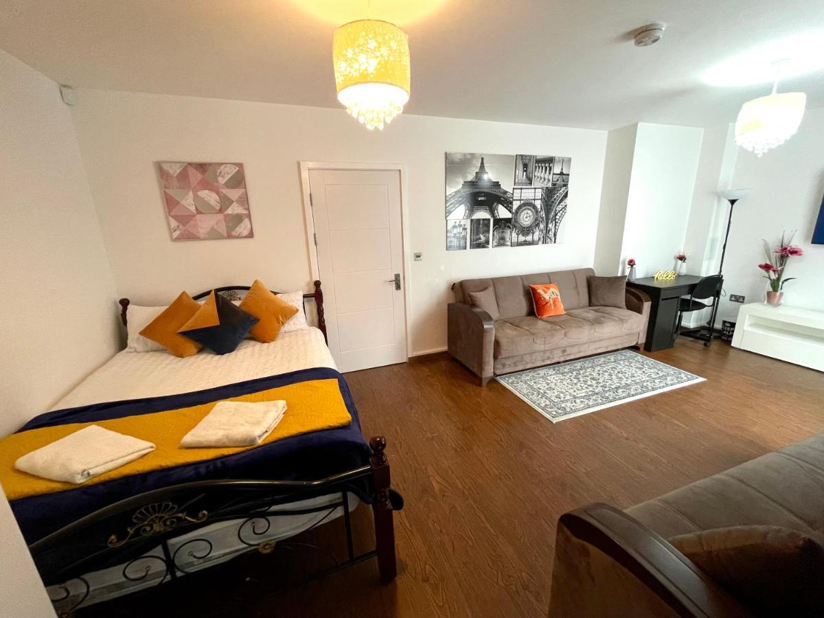 Apartment Stratford Luxury House, 5 Minutes Walk Station, Westfield, 3 Bedrooms 3 Bathrooms, Reception, Garden, Parking London