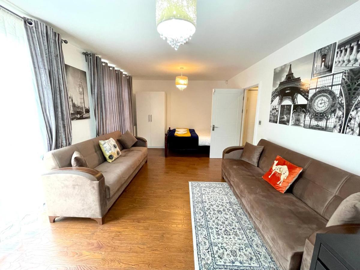 Stratford Luxury House, 5 Minutes Walk Station, Westfield, 3 Bedrooms 3 Bathrooms, Reception, Garden, Parking Apartment