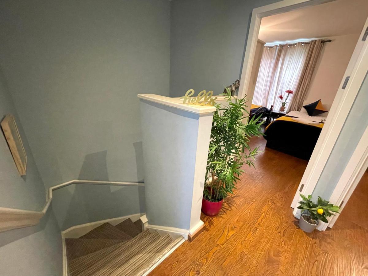 Stratford Luxury House, 5 Minutes Walk Station, Westfield, 3 Bedrooms 3 Bathrooms, Reception, Garden, Parking Apartment *