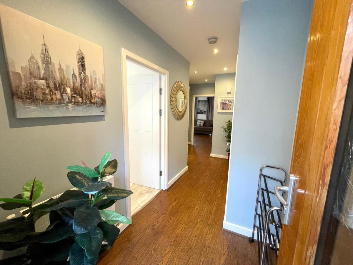 Apartment Stratford Luxury House, 5 Minutes Walk Station, Westfield, 3 Bedrooms 3 Bathrooms, Reception, Garden, Parking