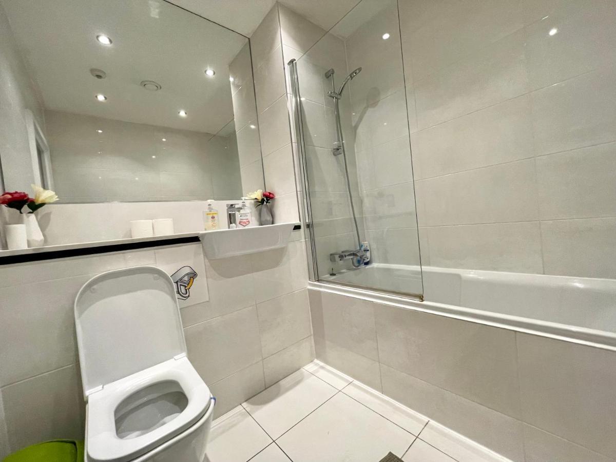 Stratford Luxury House, 5 Minutes Walk Station, Westfield, 3 Bedrooms 3 Bathrooms, Reception, Garden, Parking *