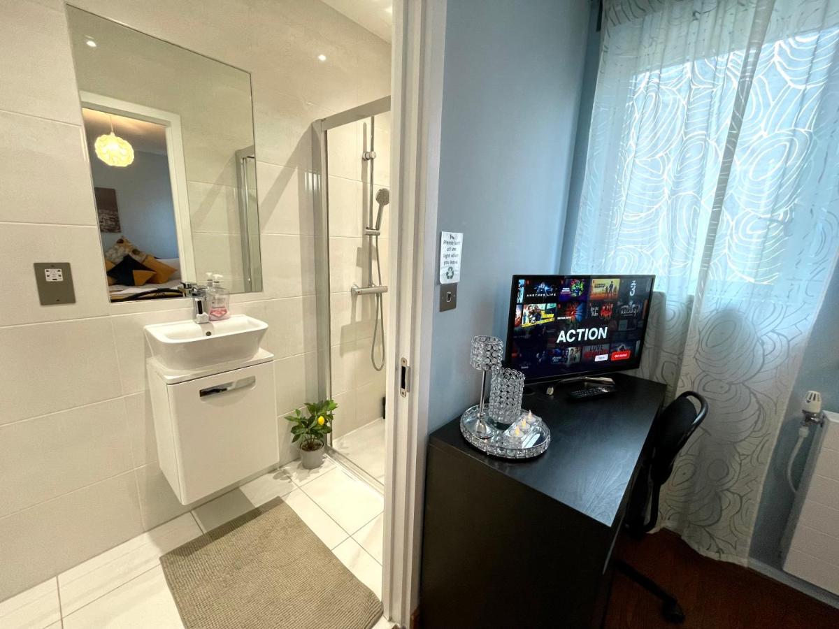 Apartment Stratford Luxury House, 5 Minutes Walk Station, Westfield, 3 Bedrooms 3 Bathrooms, Reception, Garden, Parking London