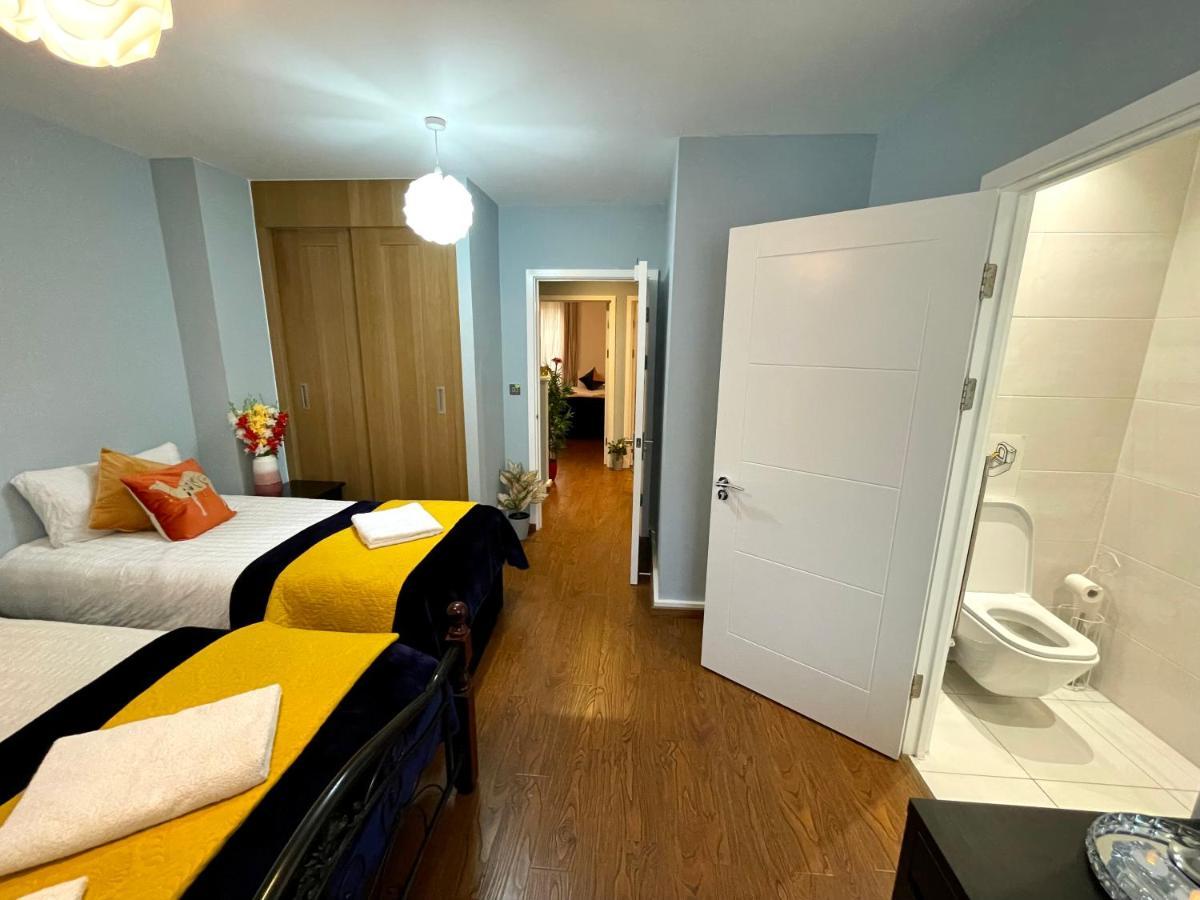 Apartment Stratford Luxury House, 5 Minutes Walk Station, Westfield, 3 Bedrooms 3 Bathrooms, Reception, Garden, Parking
