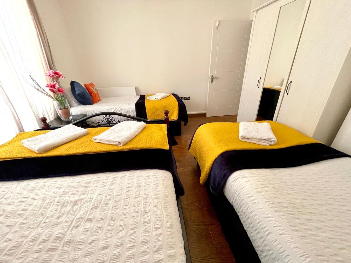 Stratford Luxury House, 5 Minutes Walk Station, Westfield, 3 Bedrooms 3 Bathrooms, Reception, Garden, Parking * London