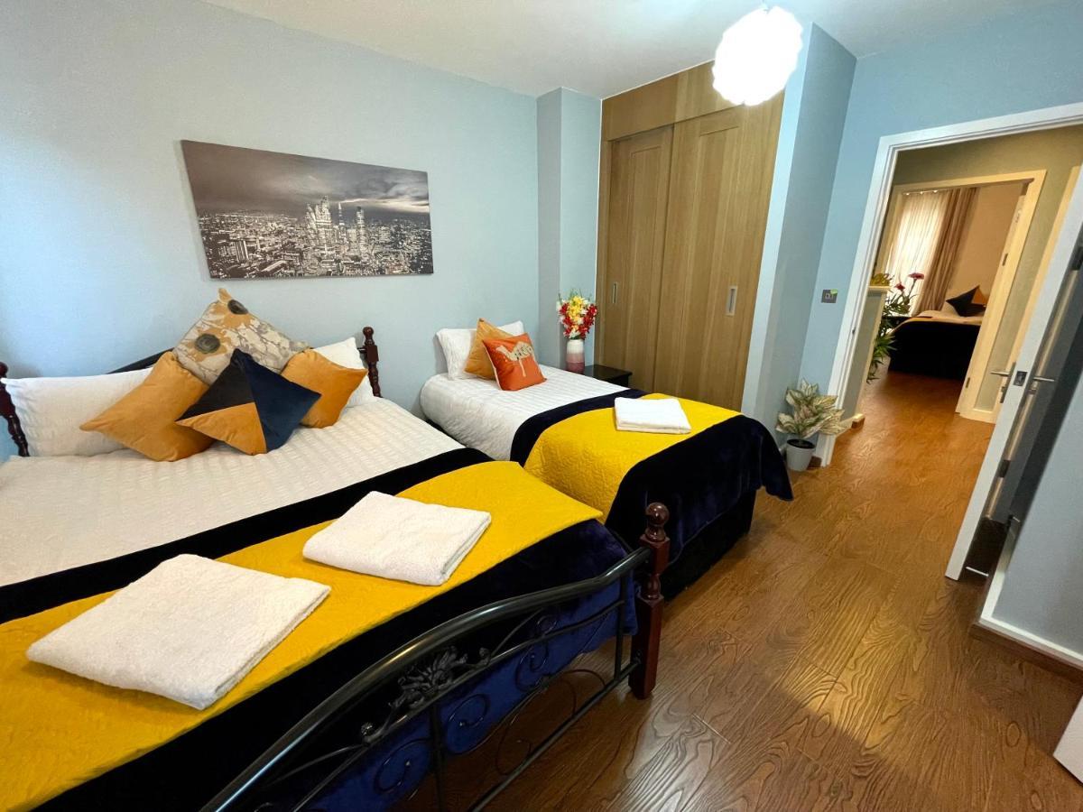 Stratford Luxury House, 5 Minutes Walk Station, Westfield, 3 Bedrooms 3 Bathrooms, Reception, Garden, Parking London
