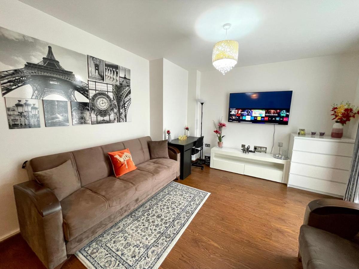 Stratford Luxury House, 5 Minutes Walk Station, Westfield, 3 Bedrooms 3 Bathrooms, Reception, Garden, Parking Apartment London