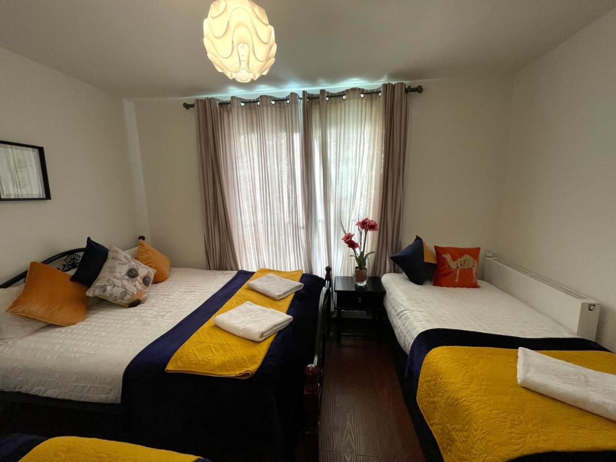Stratford Luxury House, 5 Minutes Walk Station, Westfield, 3 Bedrooms 3 Bathrooms, Reception, Garden, Parking Apartment *