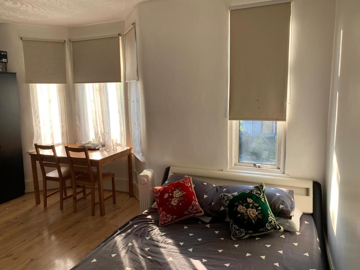 Casa de hóspedes Double Bedroom Near The St Street Rail Station Londres
