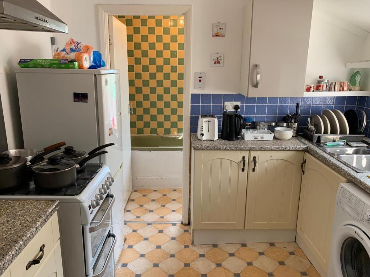 Casa de hóspedes Double Bedroom Near The St Street Rail Station Londres