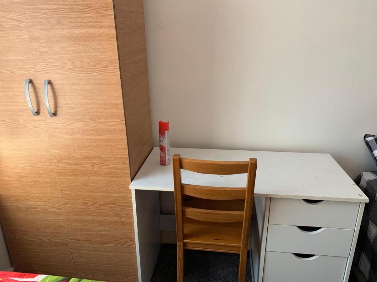 Double Bedroom Near The St Street Rail Station * Londres