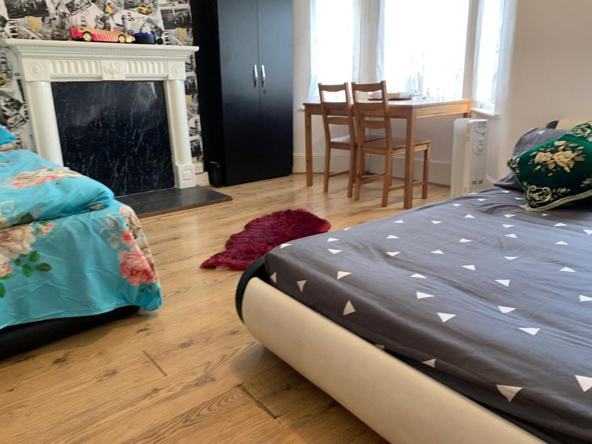 Double Bedroom Near The St Street Rail Station