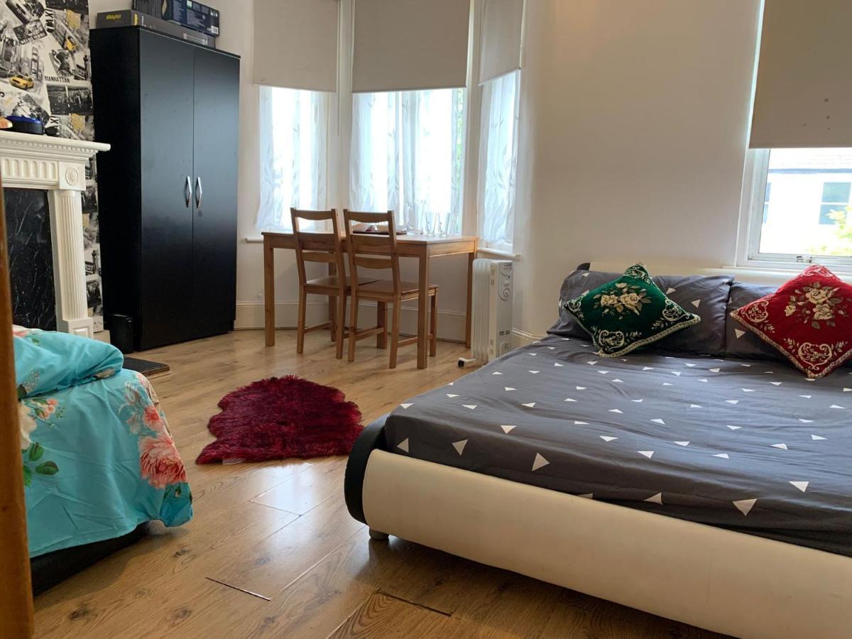 Double Bedroom Near The St Street Rail Station * Londres