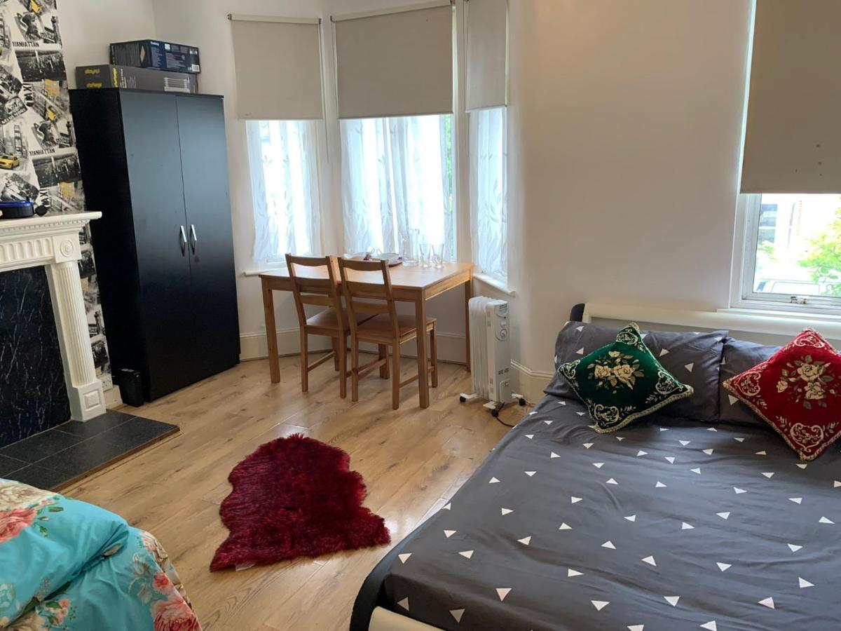Double Bedroom Near The St Street Rail Station Londres