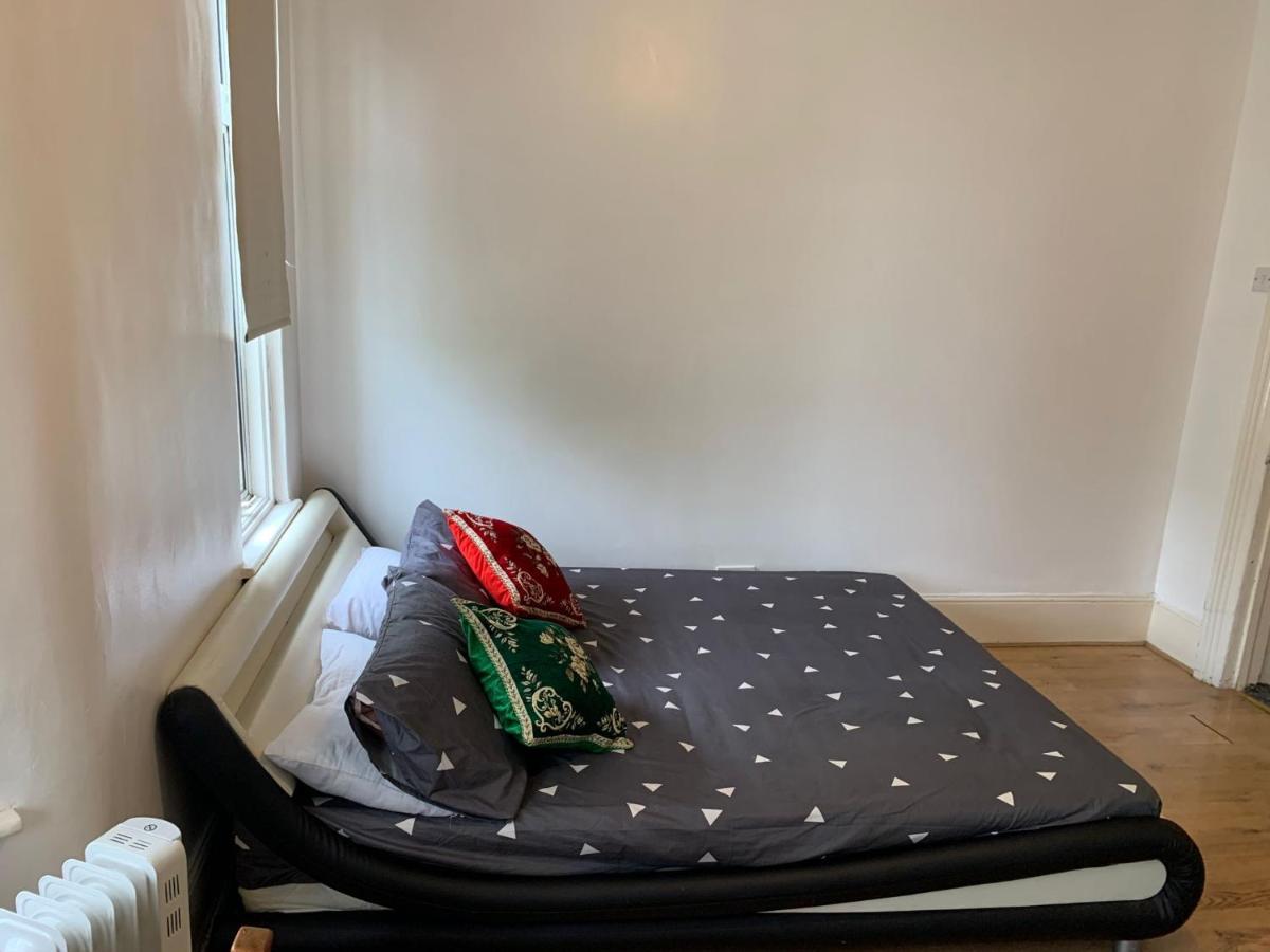 Casa de hóspedes Double Bedroom Near The St Street Rail Station Londres