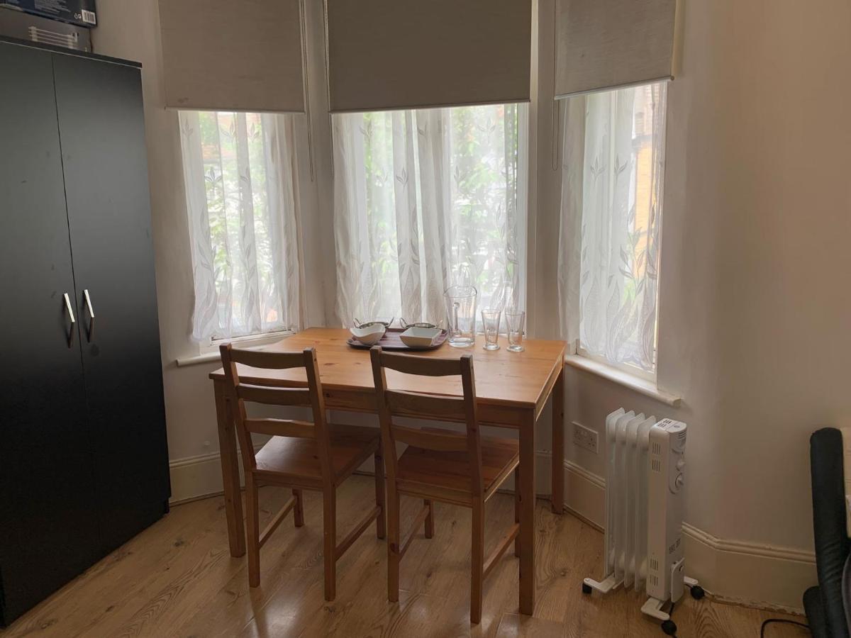 Double Bedroom Near The St Street Rail Station Casa de hóspedes Londres