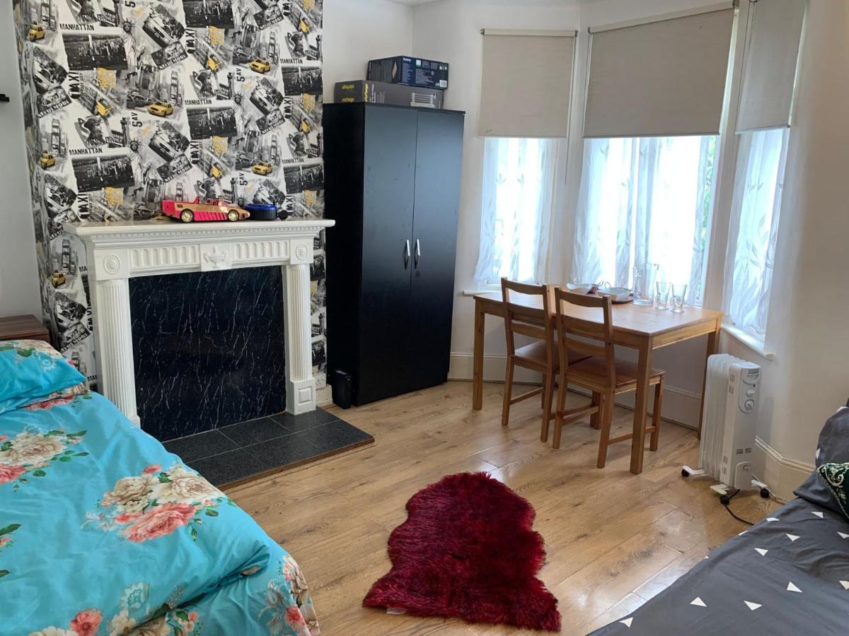 Double Bedroom Near The St Street Rail Station Londres