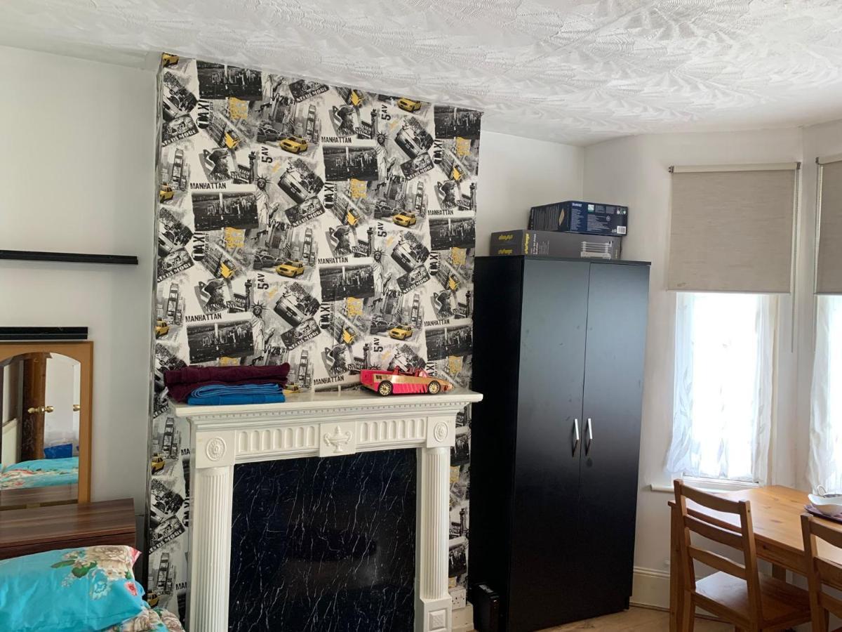 Double Bedroom Near The St Street Rail Station *