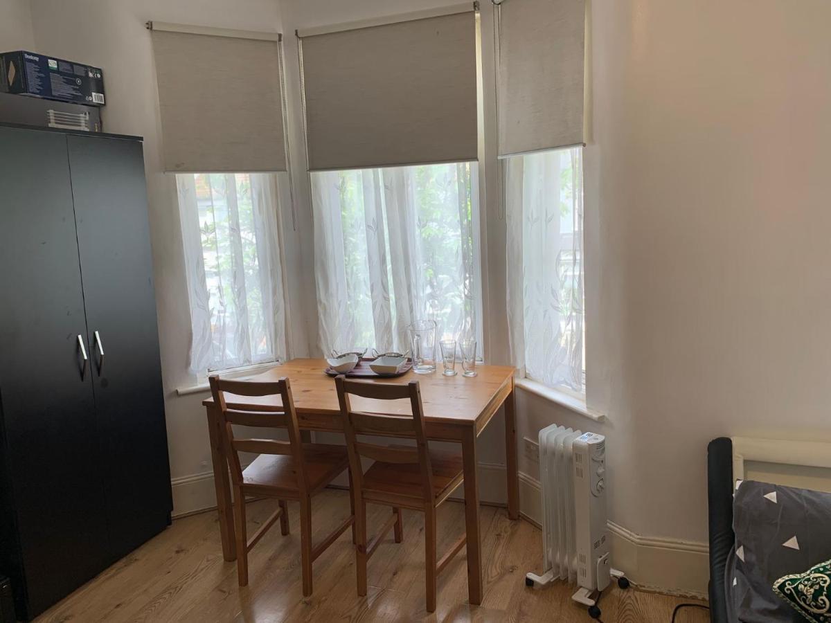 Casa de hóspedes Double Bedroom Near The St Street Rail Station