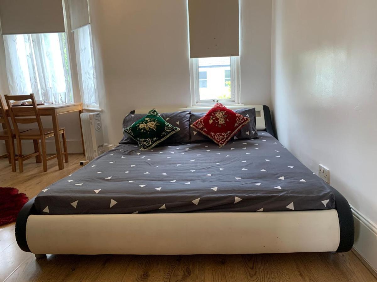 Casa de hóspedes Double Bedroom Near The St Street Rail Station Londres