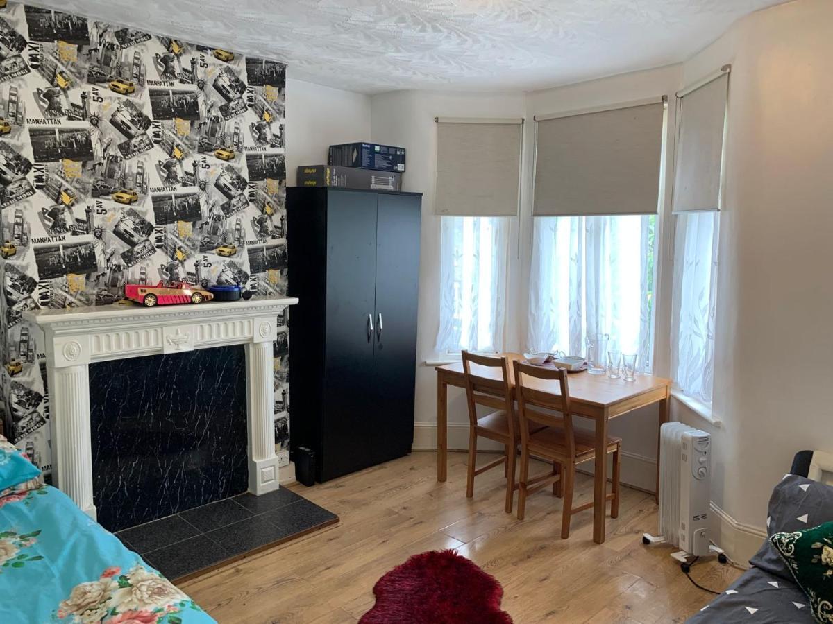 Double Bedroom Near The St Street Rail Station Londres