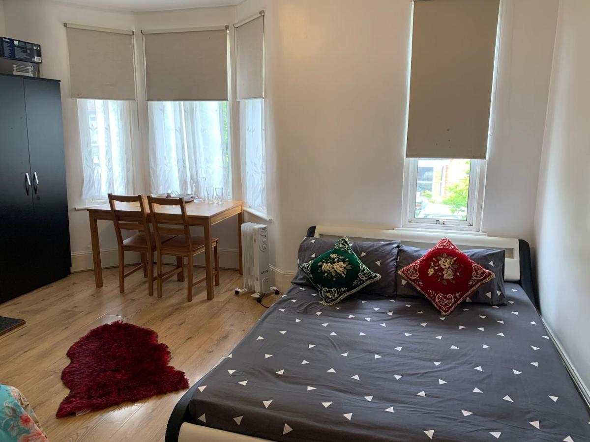 Casa de hóspedes Double Bedroom Near The St Street Rail Station