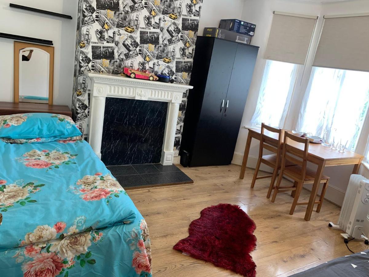 Casa de hóspedes Double Bedroom Near The St Street Rail Station