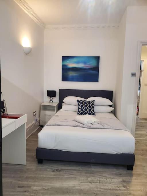 Chic Two Bed Flat In Fitzrovia