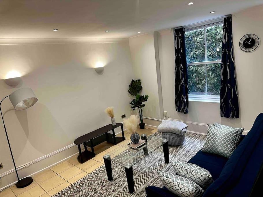 Chic Two Bed Flat In Fitzrovia