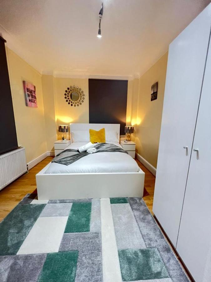 Apartment Three Bedrooms Three Bathrooms Sweet Flat London