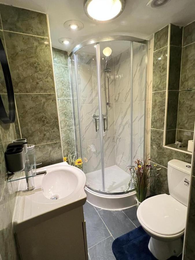 Three Bedrooms Three Bathrooms Sweet Flat Apartment London