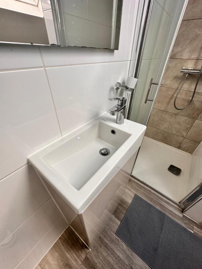 Guest house Double And Single In Bromley By Bow